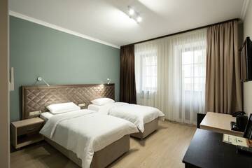 Номер полулюкс с 2 односпальными кроватями в Гостинице Тройка