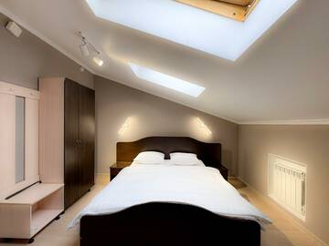 Номер комфорт стандарт с 1 двуспальной кроватью (мансарда) в Гостинице Тройка